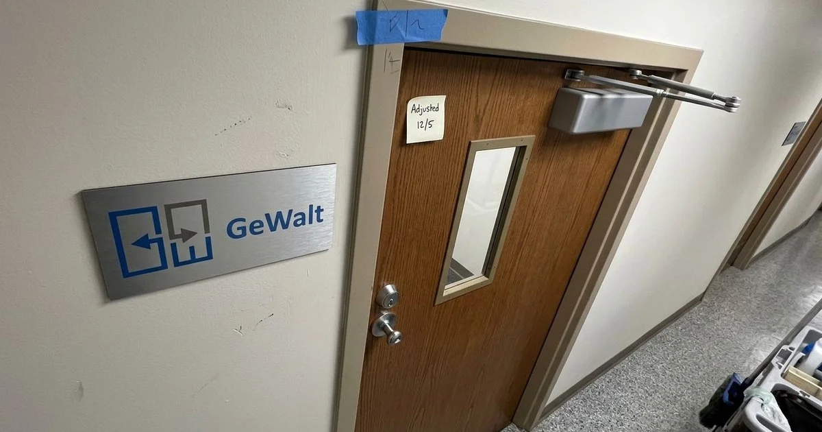 Hydraulic door closer mounted on the top of an office door