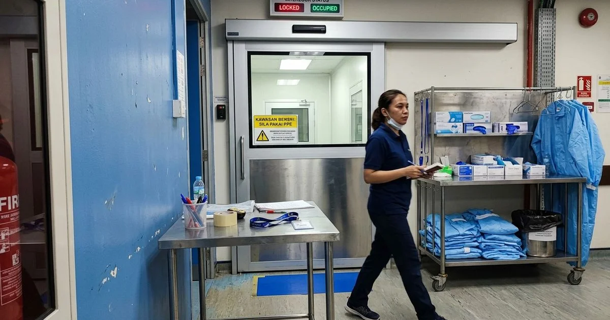 Laboratory cleanroom entrance with a hermetic automatic door